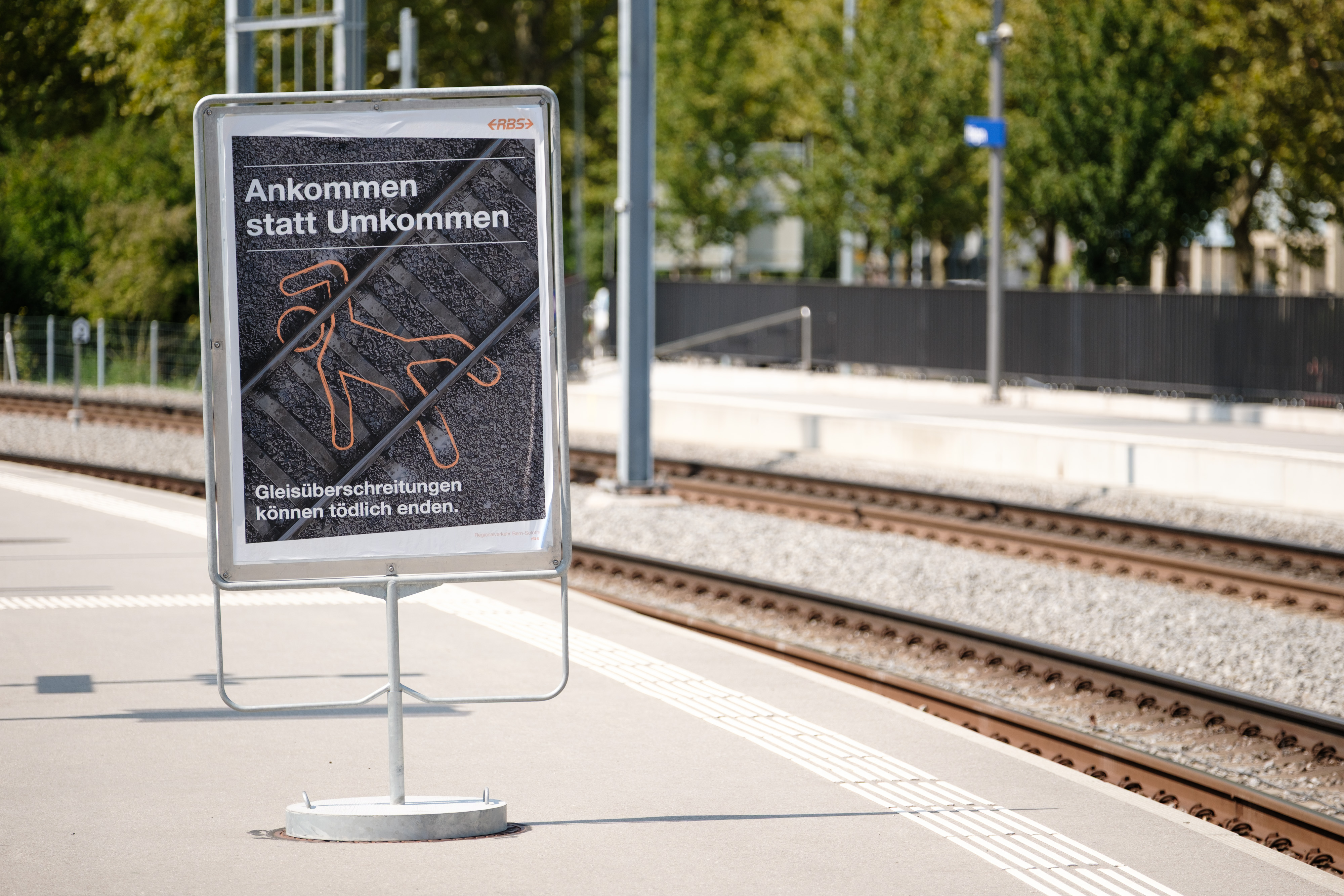 Das Kampagnenplakat hängt in einem Plakatstände auf dem Perron in Worblaufen.